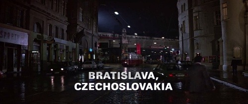 V čase nakrúcania u nás vládol komunistický režim, preto v Bratislave Američania nakrúcať nemohli. Zábery urobili vo Viedni. 