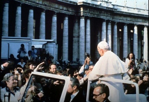 Atentátnik vľavo mieri pištoľou na pápeža