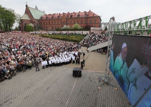 Poliaci v apríli 2014 sledovali naživo vyhlásenie Jána Pavla II. za svätého 