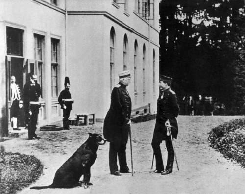 Bismarck (links) mit Kaiser Vilhelm II.  in Friedrichsruh im Oktober 1888