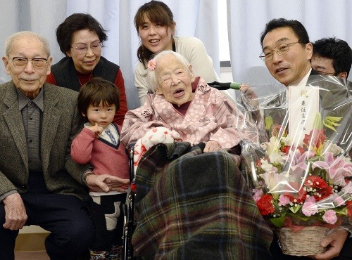 Misao Okawaová s rodinou