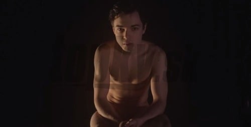 Dávid Hartl sa v hre Equus objavil úplne nahý. 