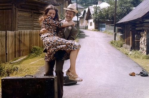Zuzana Kronerová (Zlatka) a Václav Baur (Domino), ktorí sa vo filme zosobášili, prežili v čase nakrúcania milostný románik aj mimo kamier. 