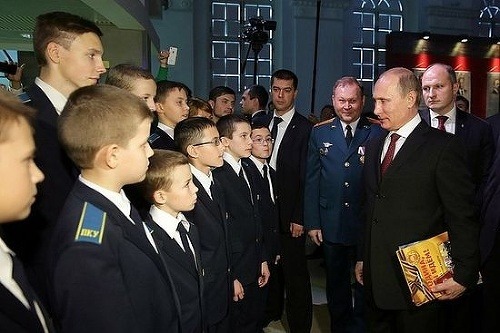 Kremeľ prepisuje históriu, velebí