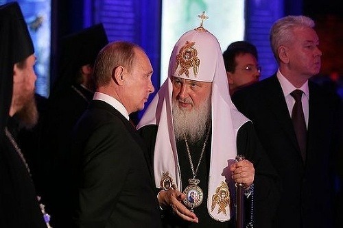 Kremeľ prepisuje históriu, velebí