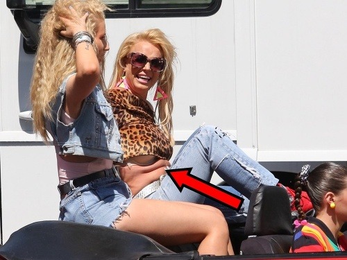Zhruba pred dvoma rokmi mala Britney Spears na bruchu takéto faldíky. 