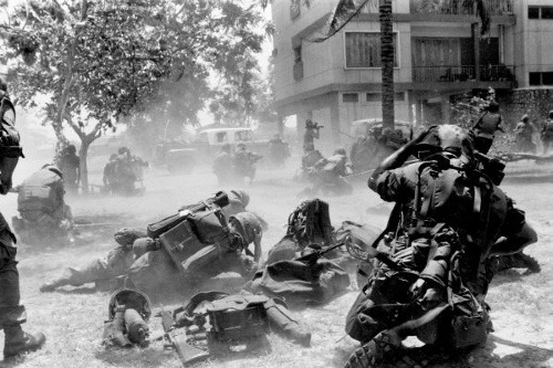 Boje medzi americkými vojakmi a Červenými Kmérmi v Phnom Pénh pár dní predtým, než Kméri ovládli Kambodžu