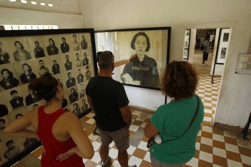 Portréty obetí režimu Červených Kmérov vystavujú v Tuol Sleng