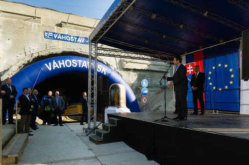 Generálny riaditeľ a predseda predstavenstva Národnej diaľničnej spoločnosti Milan Gajdoš počas príhovoru pred začiatkom razenia tunela Svrčinovec.