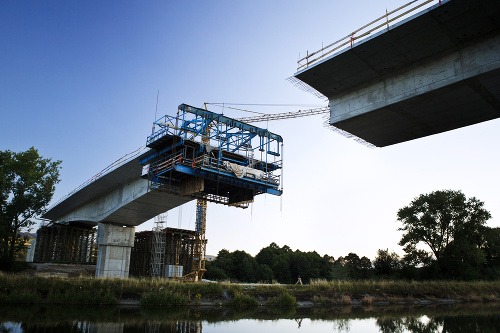 Výstavba časti diaľnice D1 Dubná skala - Turany, na snímke časť mosta ponad Krpeliansky kanál.