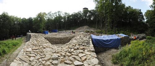Práce na projekte revitalizácie hradu na vrchu Hradová nad Košicami po zhodnotení výsledkov archeologického výskumu. 