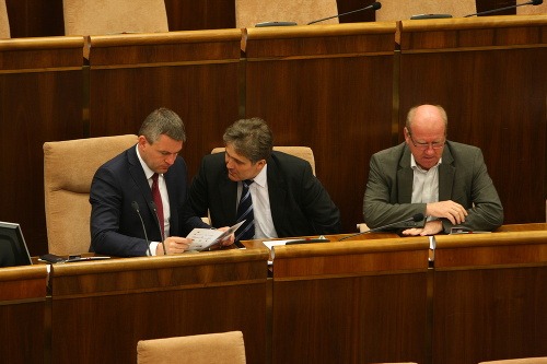 Predseda parlamentu Peter Pellegrini (vľavo) s poslancami Smeru
