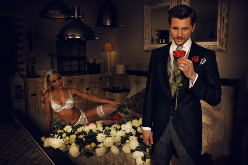 Romantická svadobná noc s Jurajom Lojom zo seriálu Búrlivé víno.  Herec si zapózoval s Miss Universe SR 2013 Jeanette Borhyovou.