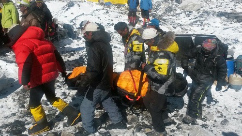 Vrtuľníky evakuujú horolezcov uviaznutých