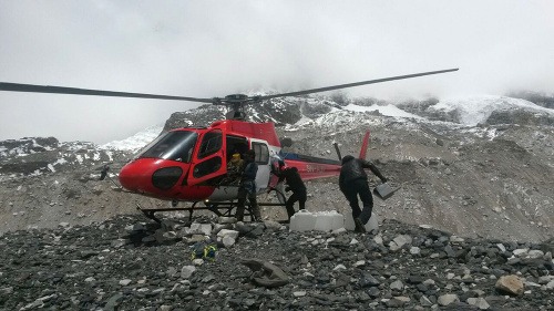 Vrtuľníky evakuujú horolezcov uviaznutých