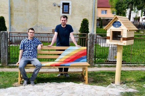 17-ročný majster stolár Matej Machala (vľavo) a autor projektu Jakub Tomiš