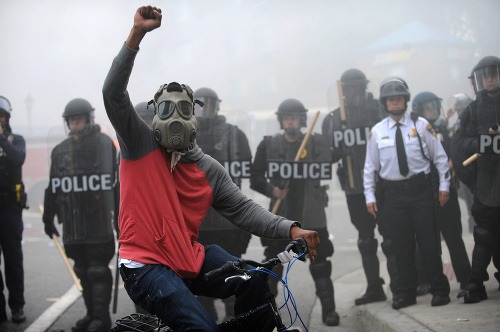 V Baltimore zavládol chaos