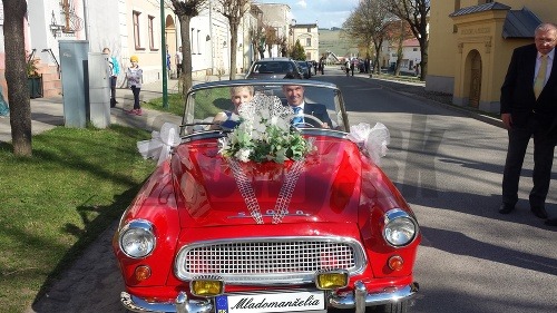 Dana Strculová sa spolu s partnerom Kamilom odfotila vo svadobnom aute. Tým poplietli mnohých svojich priateľov. 