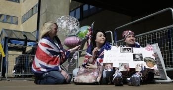Obdivovatelia britskej kráľovskej rodiny sedeli pred londýnskou nemocnicou Svätej Márie už niekoľko dní