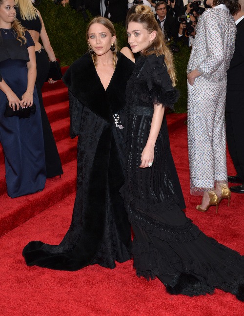 Dvojičky Mary-Kate a Ashley Olsen boli oblečené až príliš všedne. Na červenom koberci však pútali pozornosť, keďže vo svojich 28 rokoch vyzerajú ako stareny. 