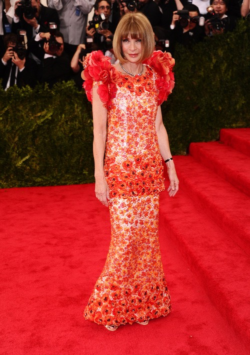 Šéfredaktorka časopisu Vogue - Anna Wintour to s výraznými kvetovanými šatami tiež akosi neodhadla. 