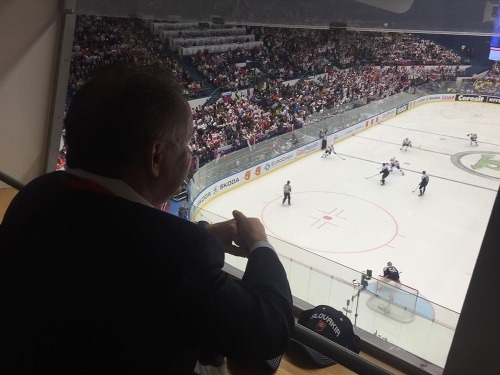 Prezident Andrej Kiska pri sledovaní hokejového zápasu