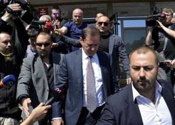 Juraj Široký uteká pred novinármi po výsluchu polície
