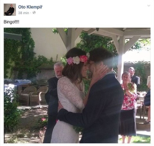 Oto Klempíř zverejnil na Facebooku fotku zo svadby Dana Bártu. Neskôr snímku z webu stiahol. 