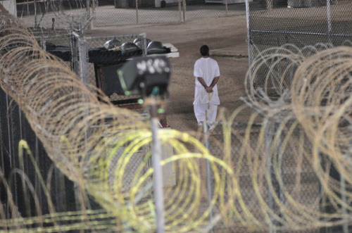 V Guantanáme väzňov neustále vystavujú protichodnému správaniu, hra na dobrého a zlého policajta.