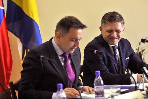 (Zľava) Minister financií Peter Kažimír a predseda vlády SR Robert Fico