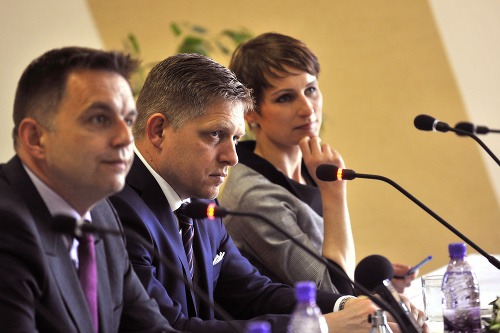 (Zľava) Minister financií Peter Kažimír, predseda vlády SR Robert Fico a hovorkyňa vlády Beatrice Szabóová