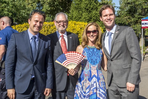 Medzi prvými gratulantami nechýbal americký veľvyslanec v Luxemburgu (foto: http://luxembourg.usembassy.gov)
