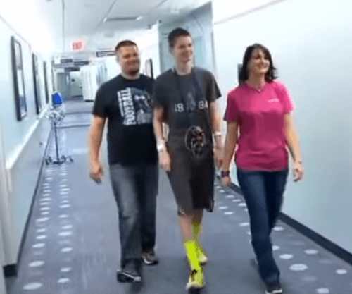 Zack s rodičmi počas odchodu z nemocnice