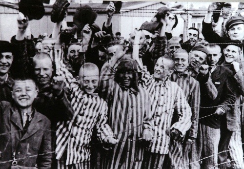 Väzni pri oslobodení Dachau.