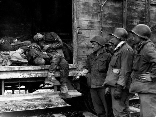 Americkí vojaci objavujú v Dachau mŕtve telá.