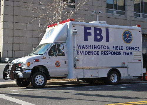 Auto FBI vybavené satelitmi a kamerami