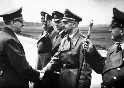 Himmler si potriasa rukou s Hitlerom (vľavo)