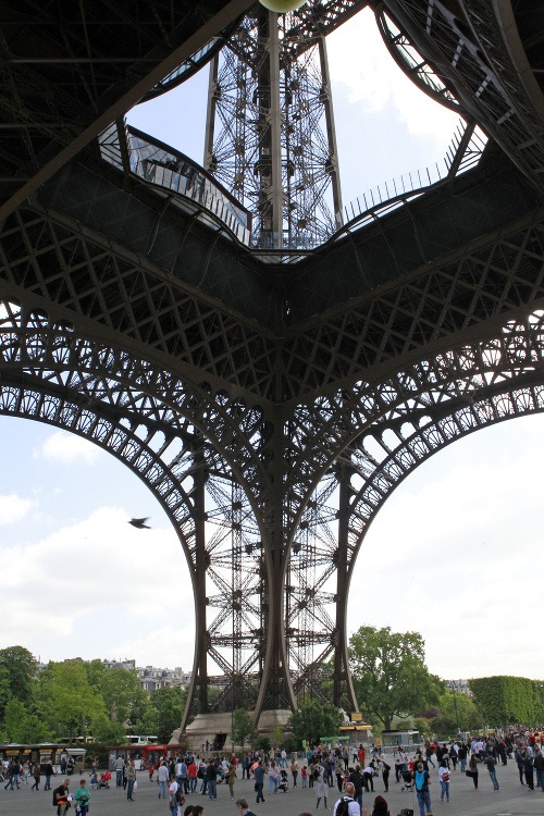 Eiffelova veža je dočasne