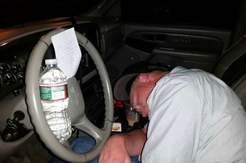 Opilec zalomil za volantom: