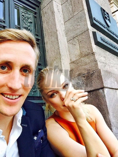 Krátko po tom, čo Matej Sajfa Cifra požiadal Veroniku Ostrihoňovú o ruku, si zasnúbená dvojica urobila pred Slovenským národným múzeom selfie. 