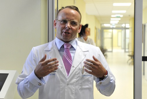 Riaditeľ Národného onkologického ústavu (NOÚ) a primár Oddelenia ambulantnej chemoterapie (OACH) Národného onkologického ústavu Jozef Dolinský.