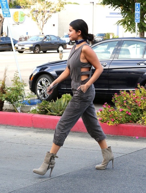 Selena Gomez  má stále kilečká navyše, no v odvážne riešenom overale vyzerala skvelo. 