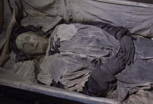 Múmia biskupa ukrývala temné