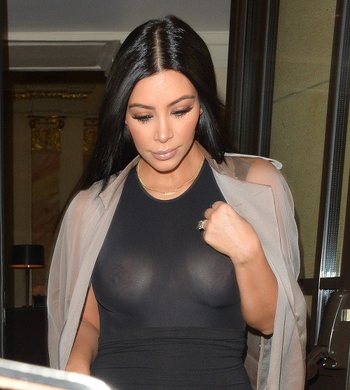 Kim Kardashian podprsenky príliš neobľubuje. 