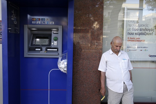Grécko technicky zbankrotovalo, dôchodcovia