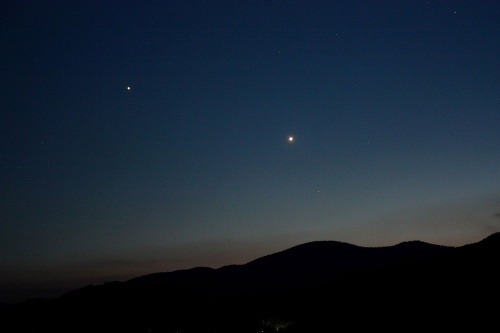 Konjunkcia Jupitera (vľavo) a Venuše (vpravo)