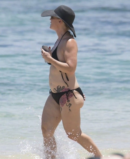 Jennie Garth, známa najmä ako Kelly zo seriálu Beverly Hills 90210, skrýva pod šatami obrovské tetovanie. 