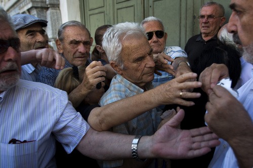 Aj dnes sú grécke banky zavreté. Ľudia môžu vyberať len 60 eur denne. Dôchodcovia môžu vytiahnuť 120 eur.
