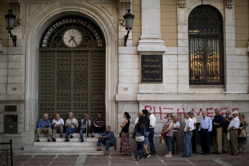 Gréci stále nemôžu vyberať svoje peniaze z bánk