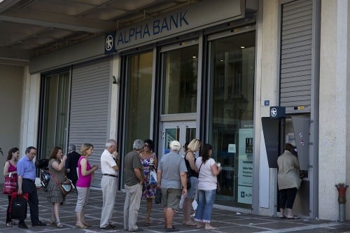 Gréci stále vyberajú svoje úspory z bankomatov